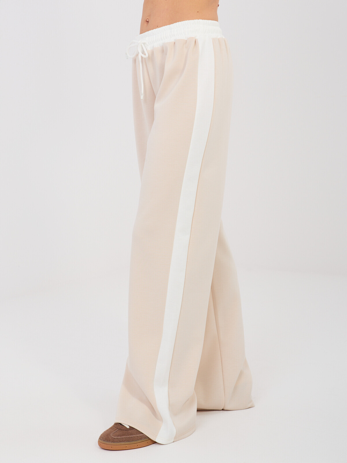 Běžový komplet s bílými pruhy