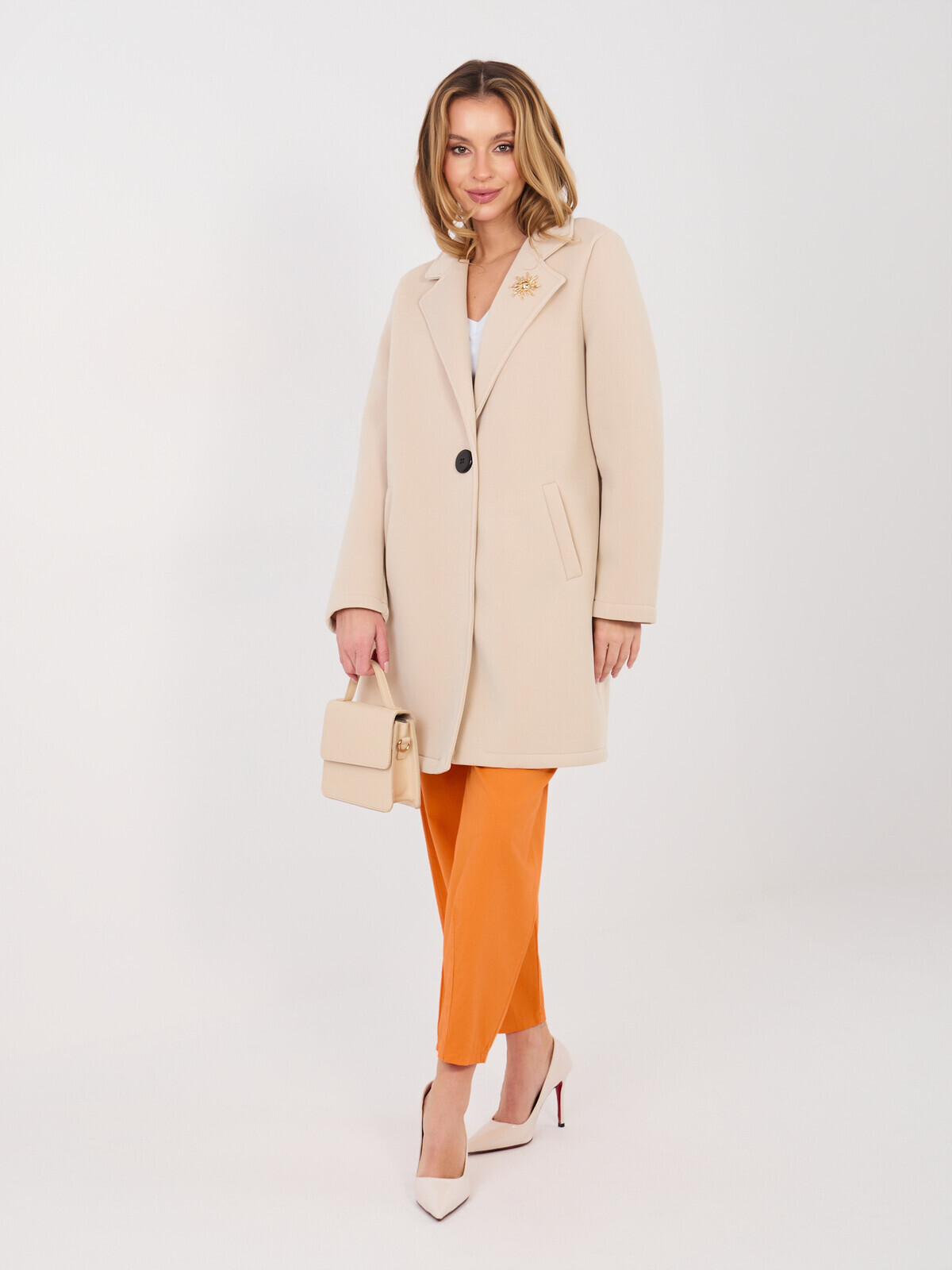 Béžový kabát s jedním knoflíkem