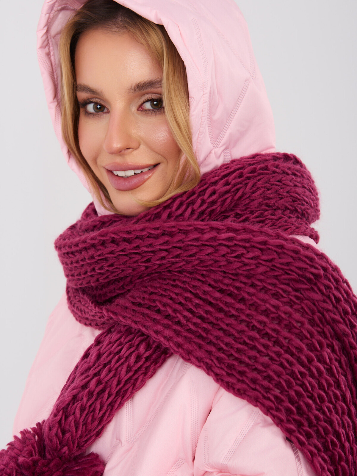 Bordová pletená šála s bambulkami