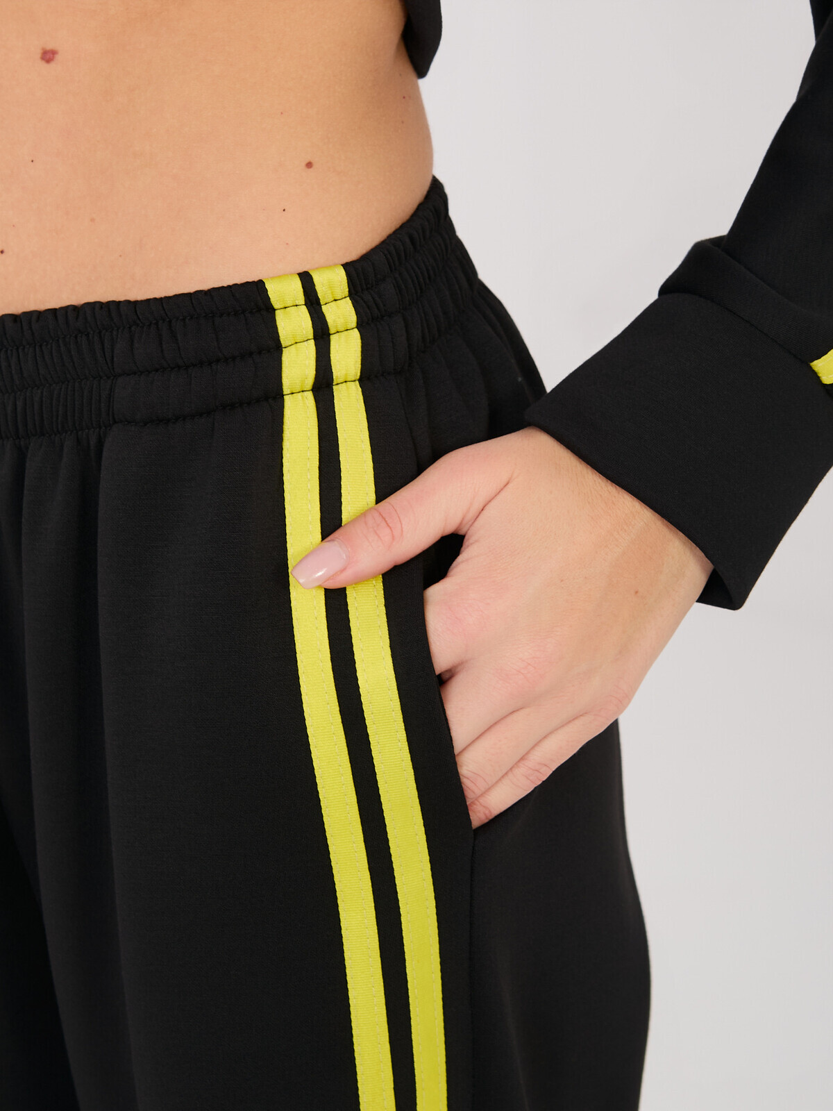 Černý komplet s pruhy