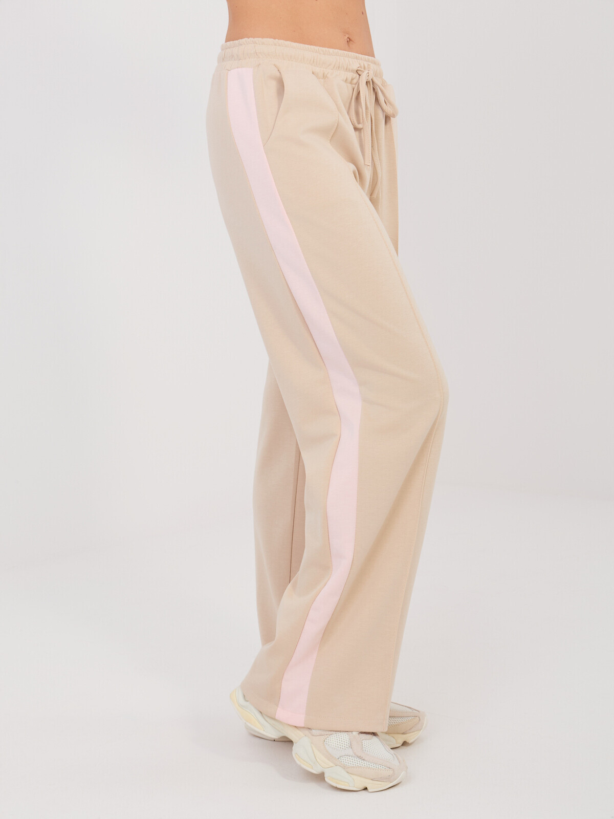 Béžové tepláky s růžovým pruhem