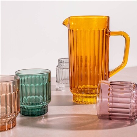 Skleněná karafa na vodu v jantarové barvě