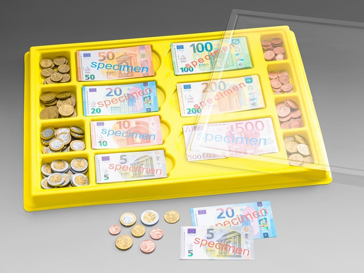 Ourbaby Wissner s eurovými bankovkami a mincemi