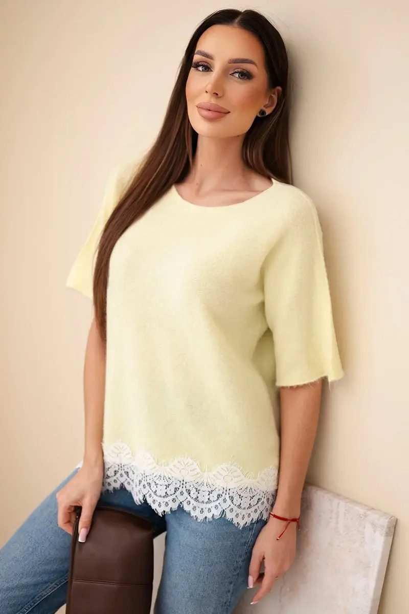Dámský svetr s krátkým rukávem a krajkou, žlutý