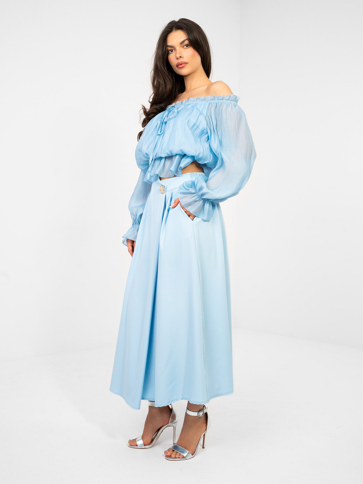 Pastelová modrá sukně s ozdobným knoflíkem