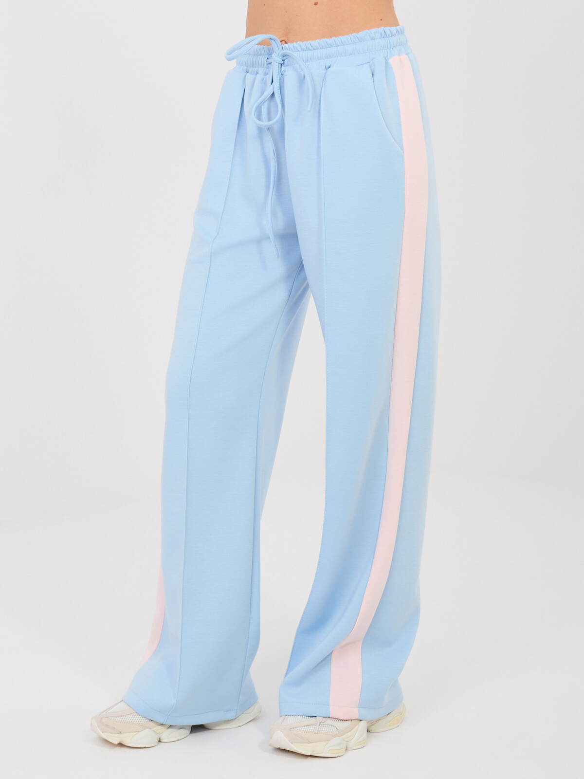 Pastelově modrý komplet s mikinou