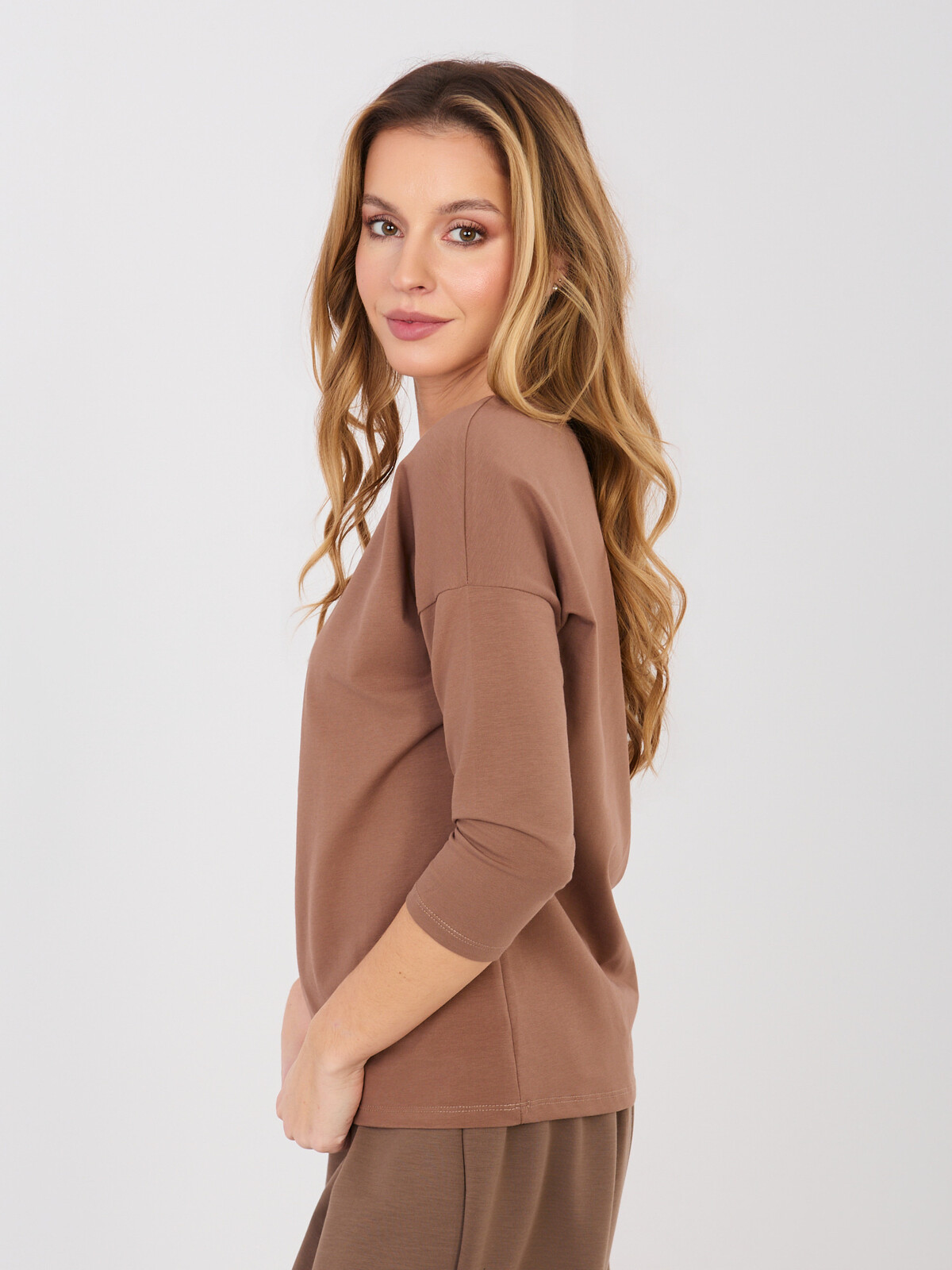 Hnědá halenka s kulatým výstřihem