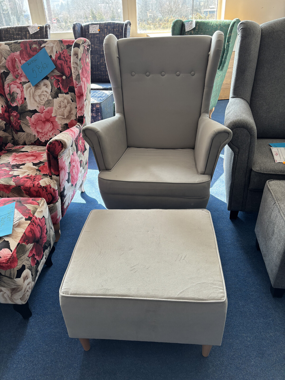 Křeslo a taburetem Breso - Šedá látka