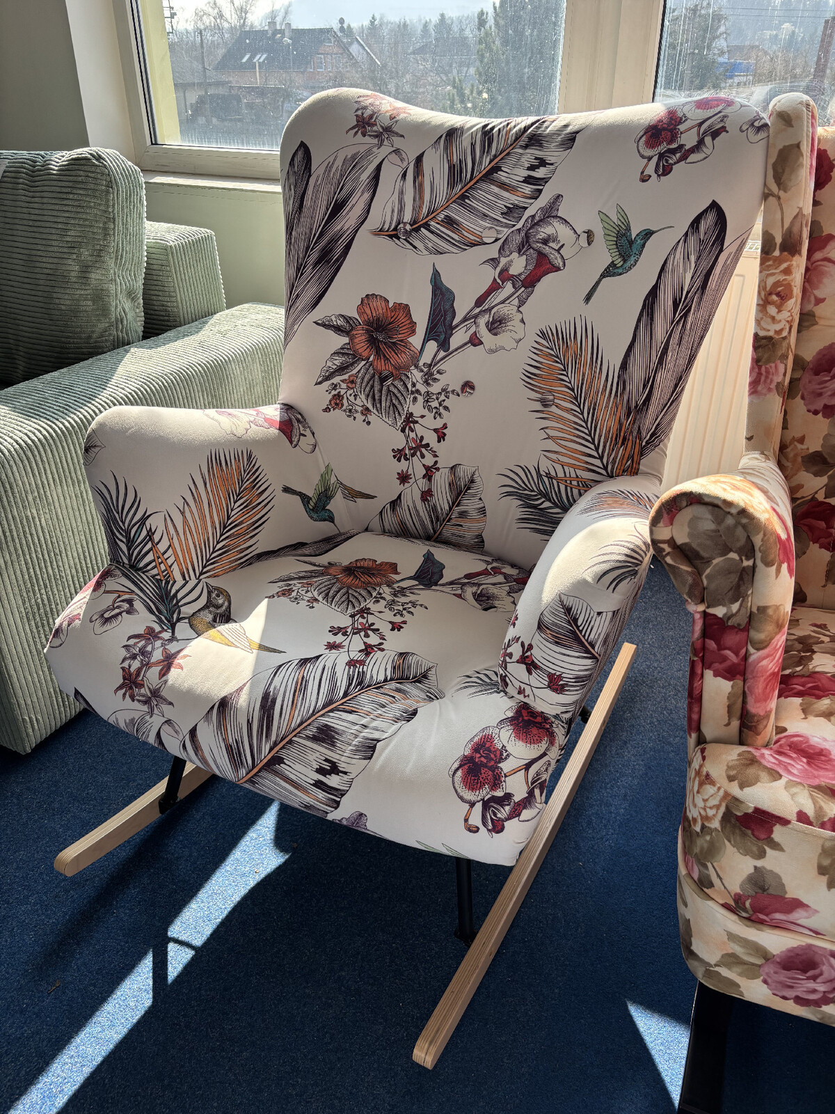 Houpací křeslo Bujak - bílá látka a rostliny