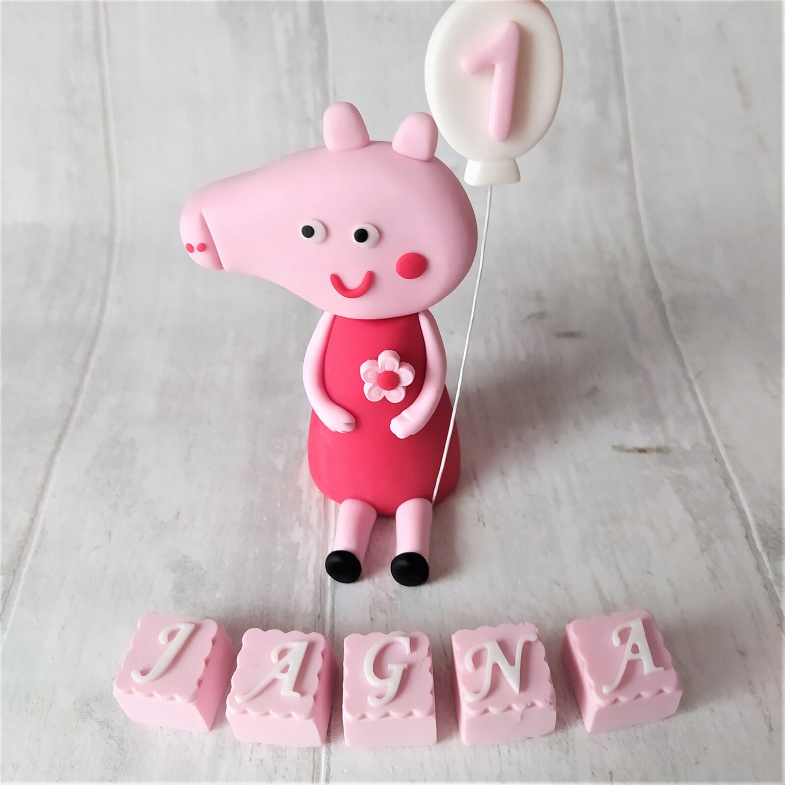 prasátko Pepa balónek s číslicí nápis na kostce figurka z cukrové hmoty