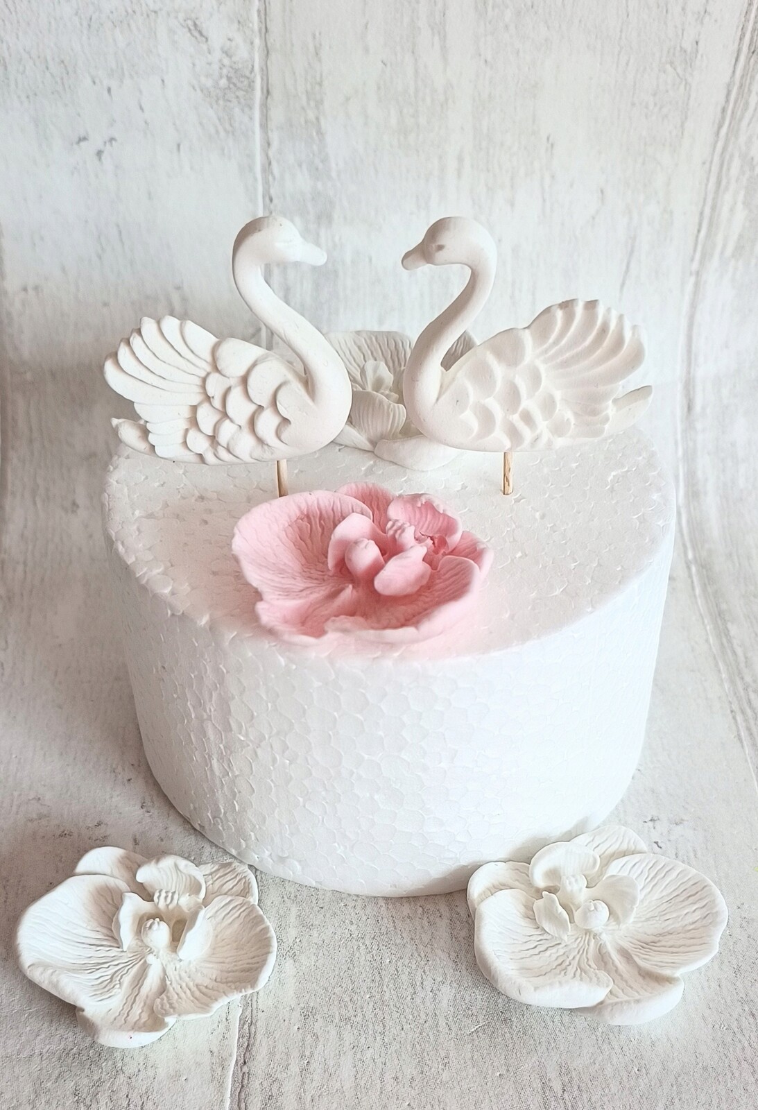 Labutě obklopené květinami Dekorace z cukrové hmoty Sada