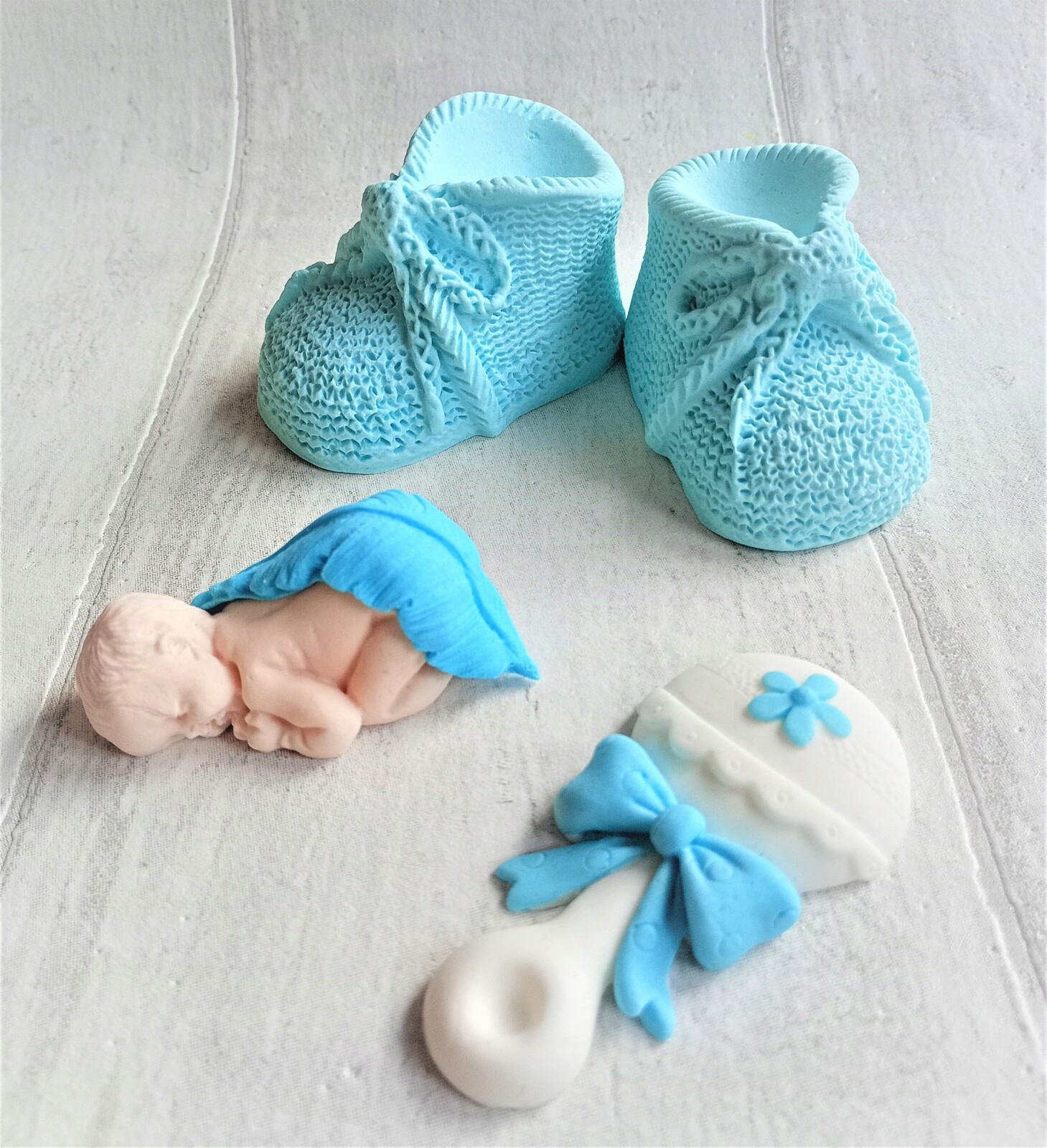 Miminko botičky, chrastící figurka z cukrové hmoty Dekorace na křtiny