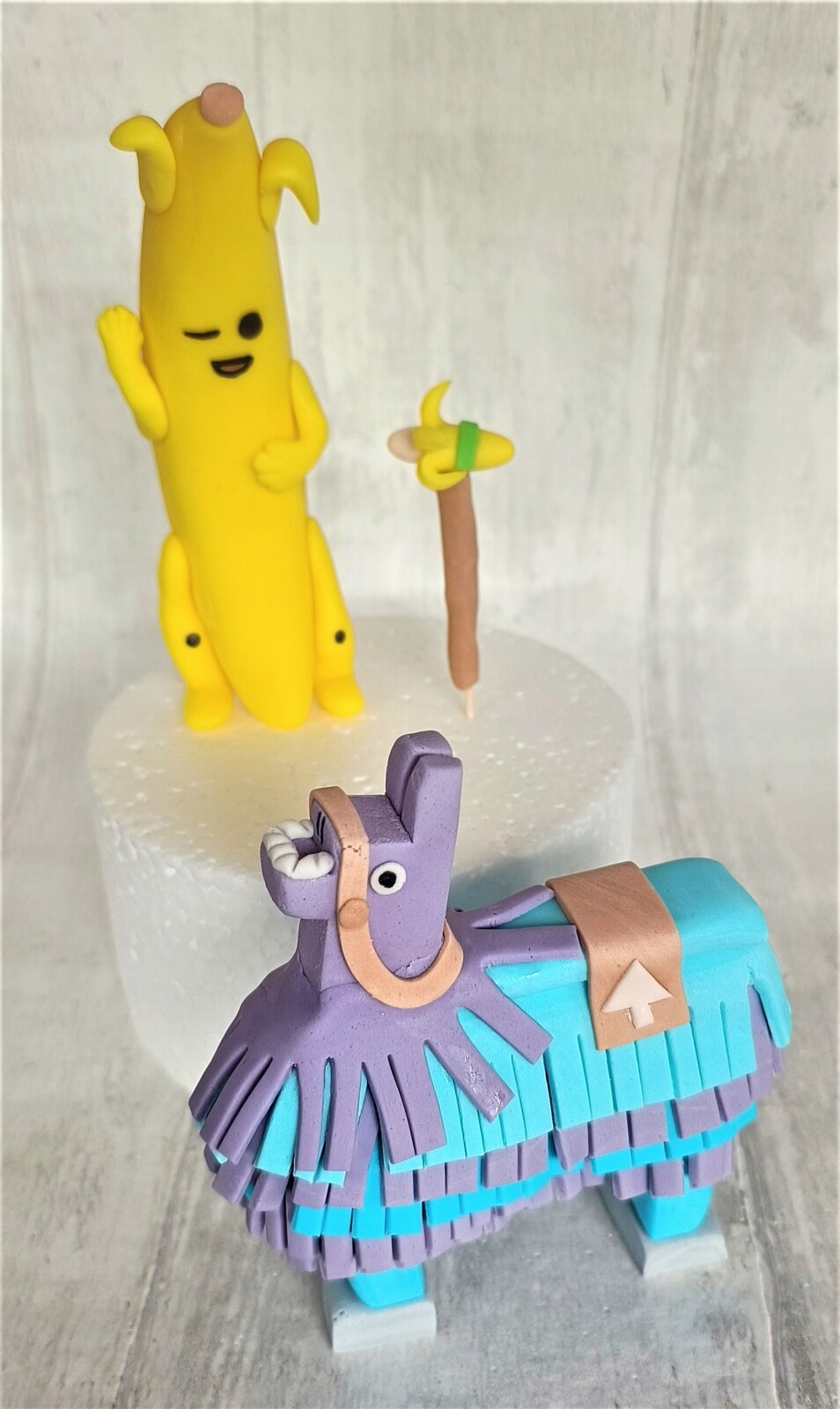 Banánové peelingy sekera Lama Fortnight figurka z cukrové hmoty na dort