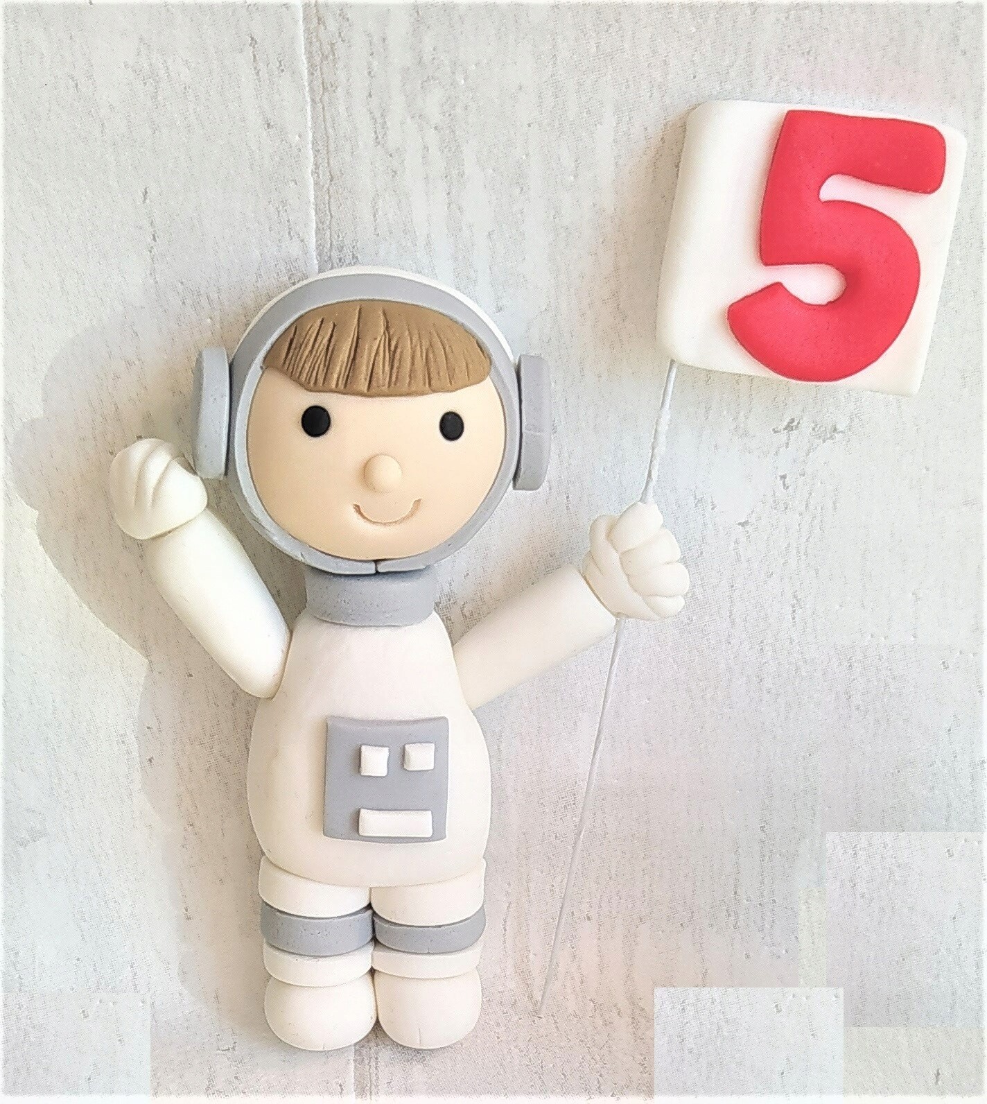 Kosmonaut s vlajkou a číslicí, figurka z cukrové hmoty na dort