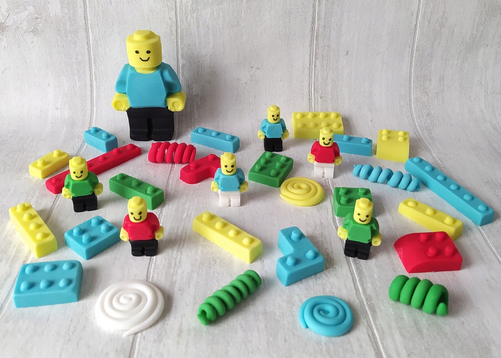 Lego z cukrové hmoty a figurky Sada dekorací na dort