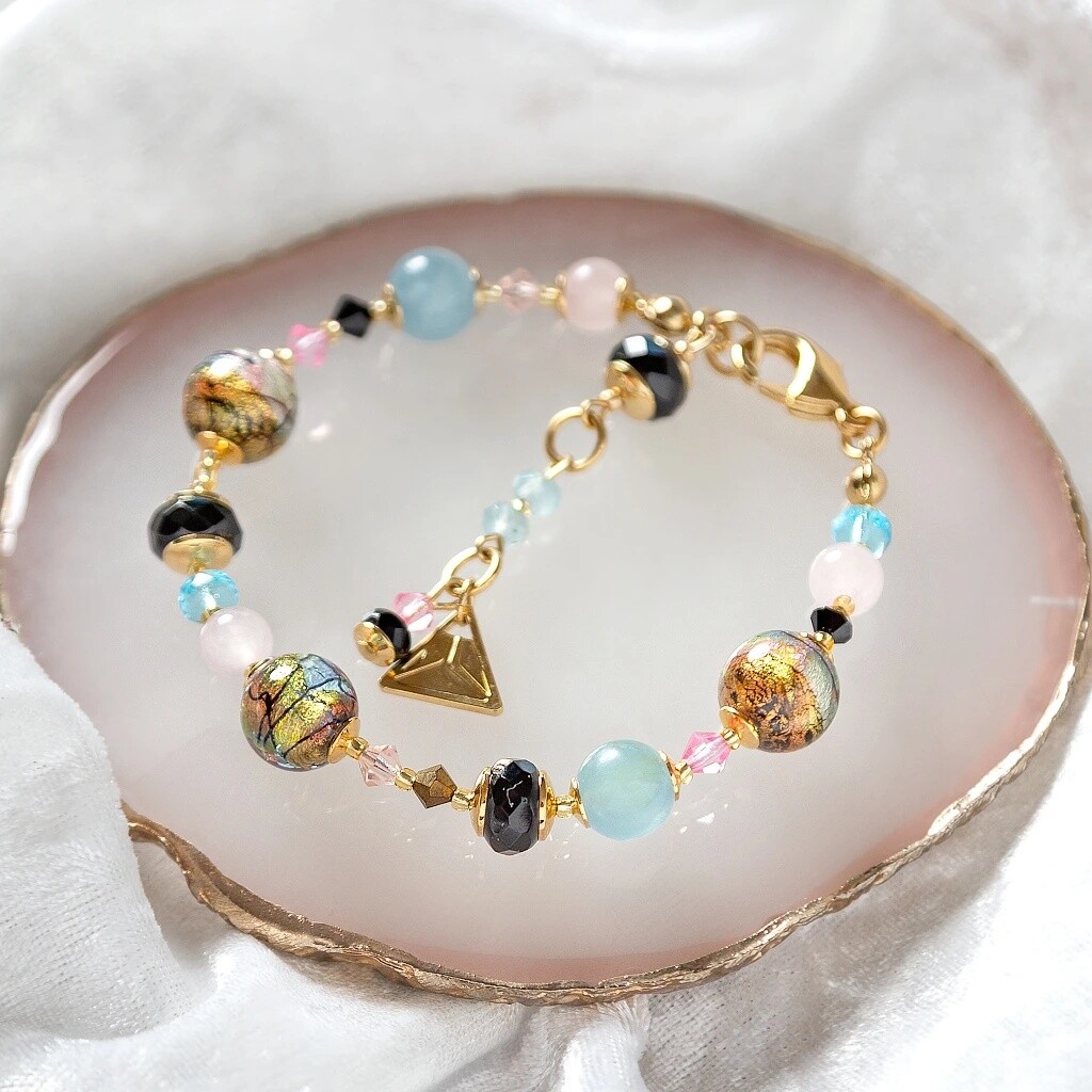 Lampglas Náramek Gold Fantasy s 24karátovým zlatem a ryzím stříbrem v perle Lampglas, růženínem a kalcitem BP38/M