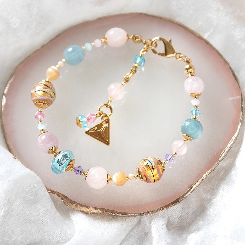 Lampglas Náramek Romantic Roots s 24kt zlatem a ryzím stříbrem v perlách, růženínem, kalcitem a kunzitem BP13/M