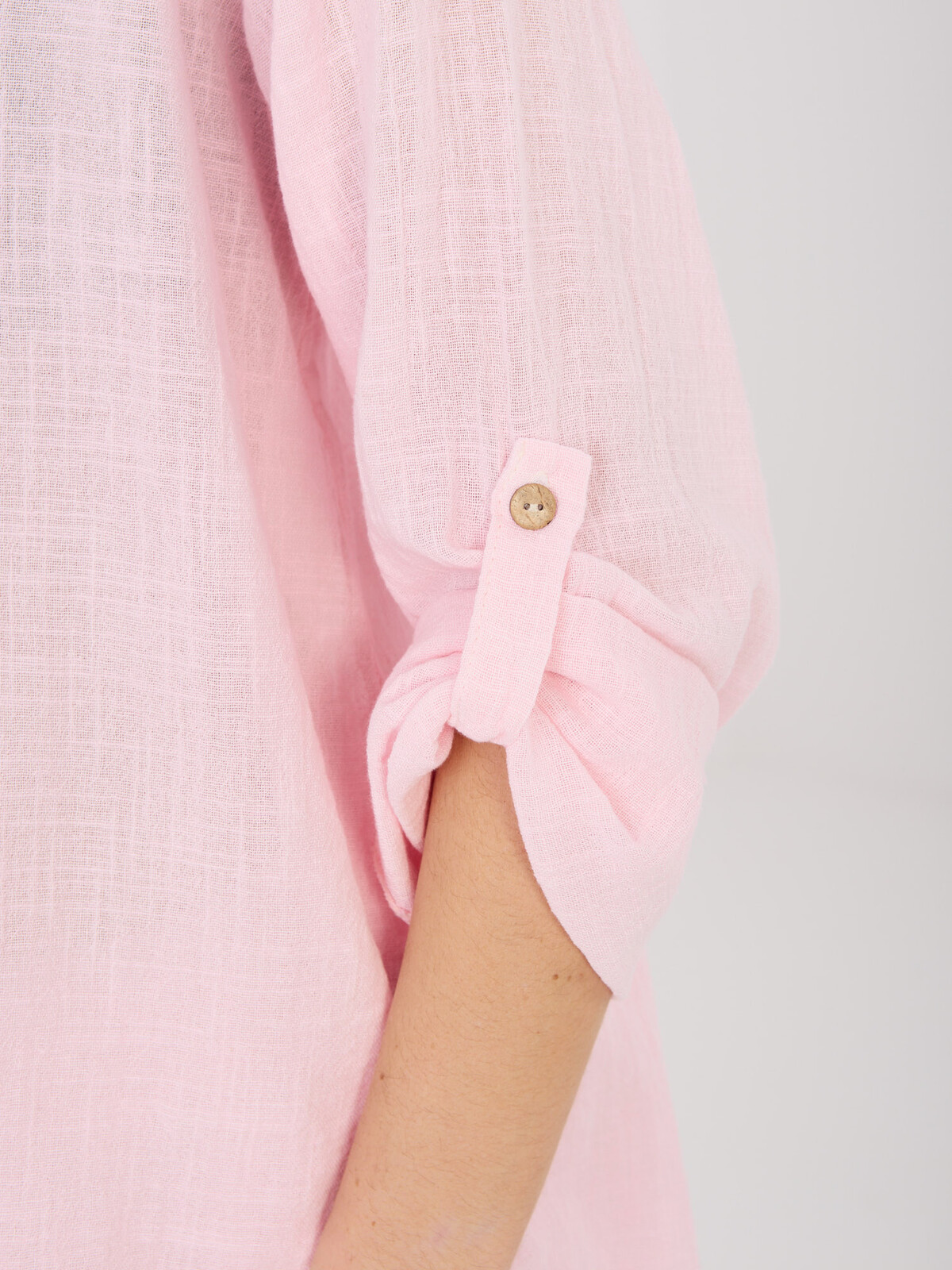 Světle růžová halenka s ozdobným knoflíkem