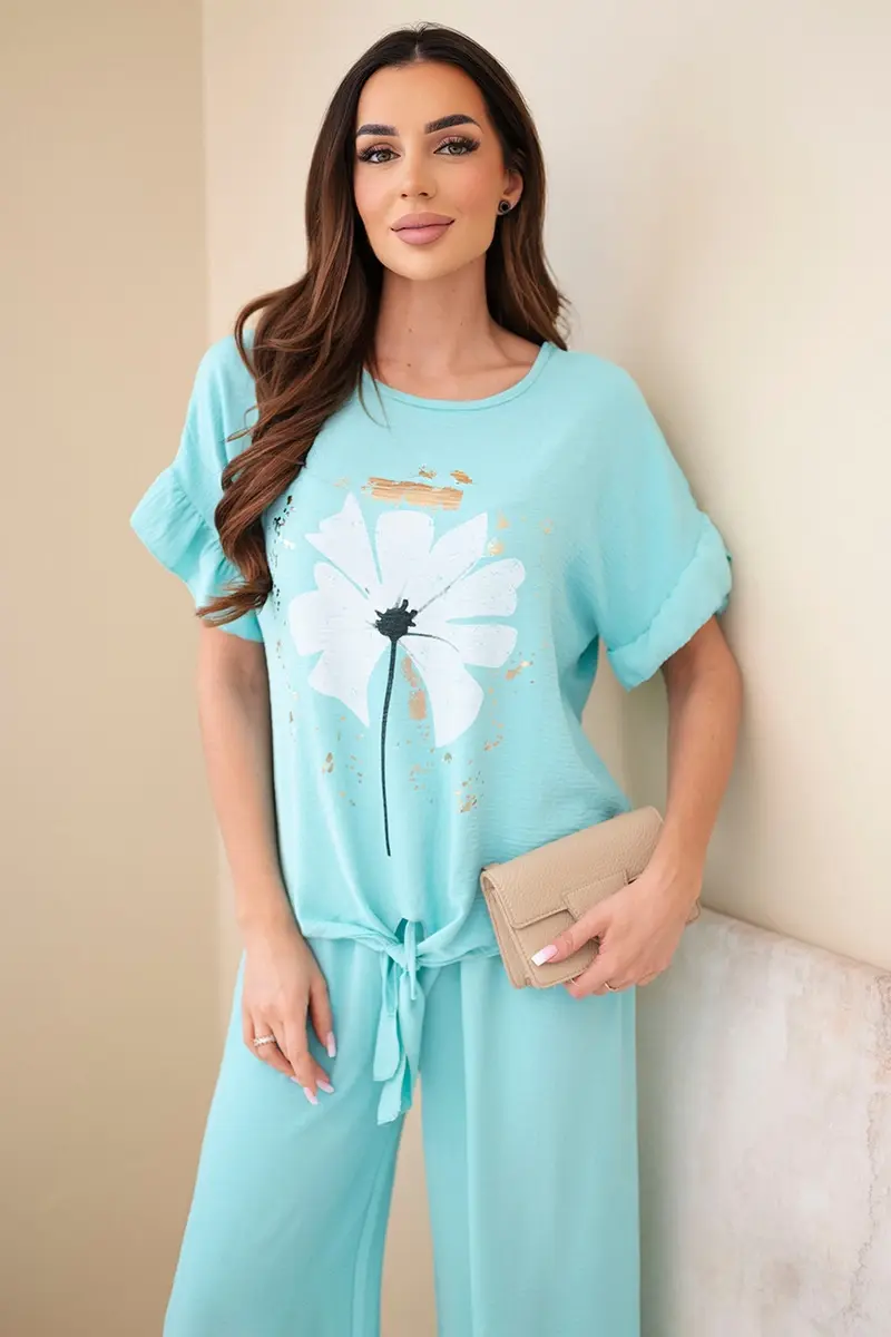 Dámská souprava s květinovou blůzkou a kalhotami