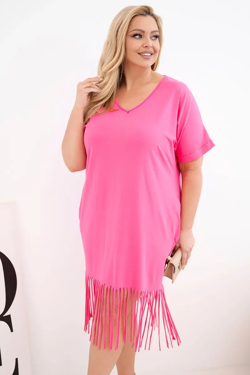 Růžové šaty s výstřihem do V a třásněmi