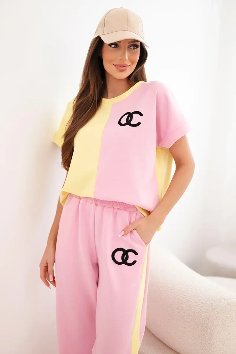 Pohodlná souprava s oversized mikinou a širokými kalhotami