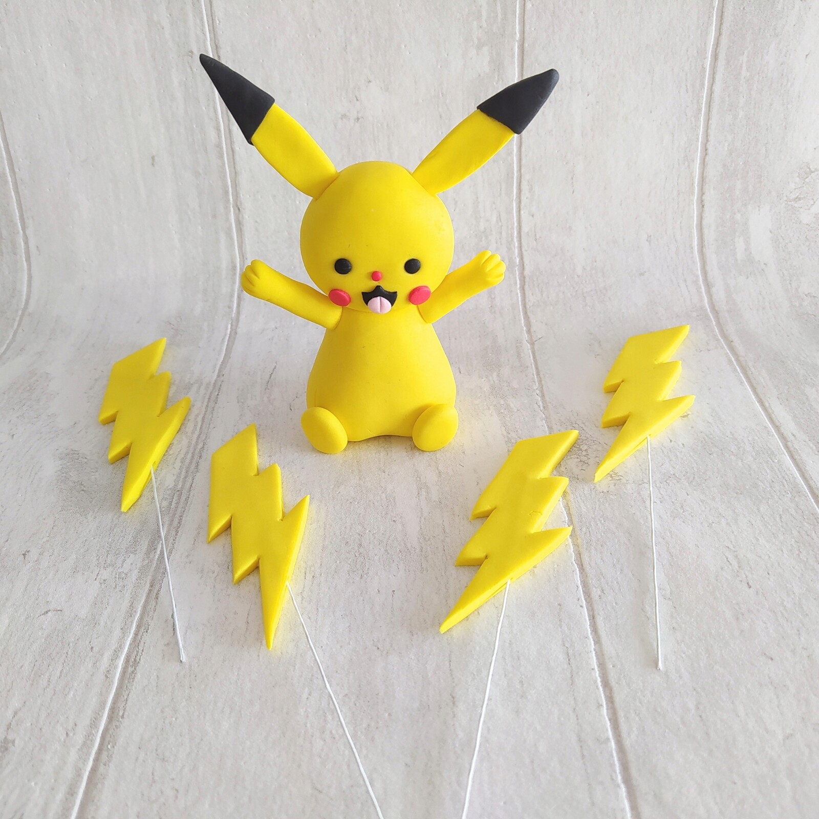 Pikachu figurka blesky 4 ks Sada dekorace z cukrové hmoty na dort
