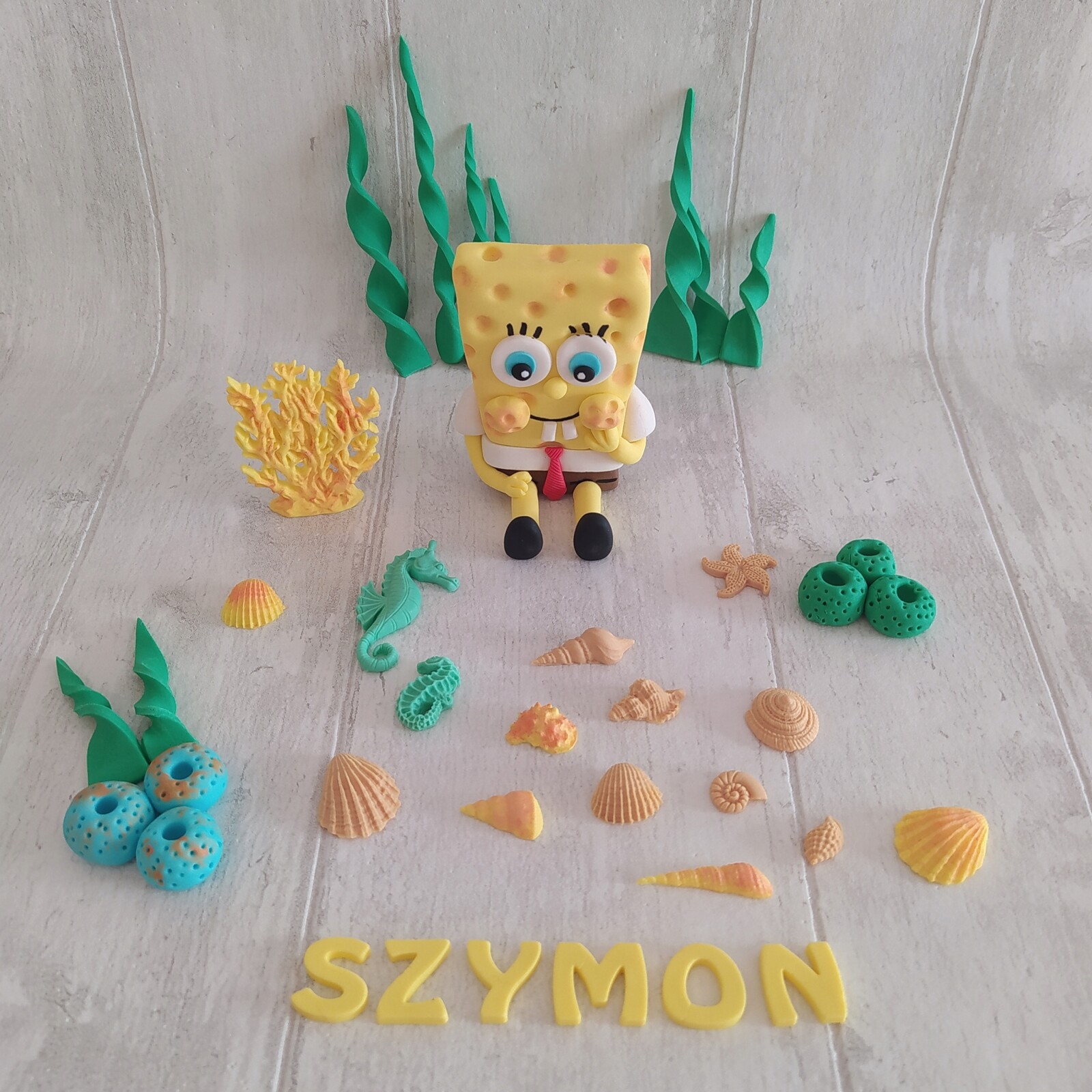 Figurka a nápis Spongebob v kalhotách podvodní ozdoby na dort