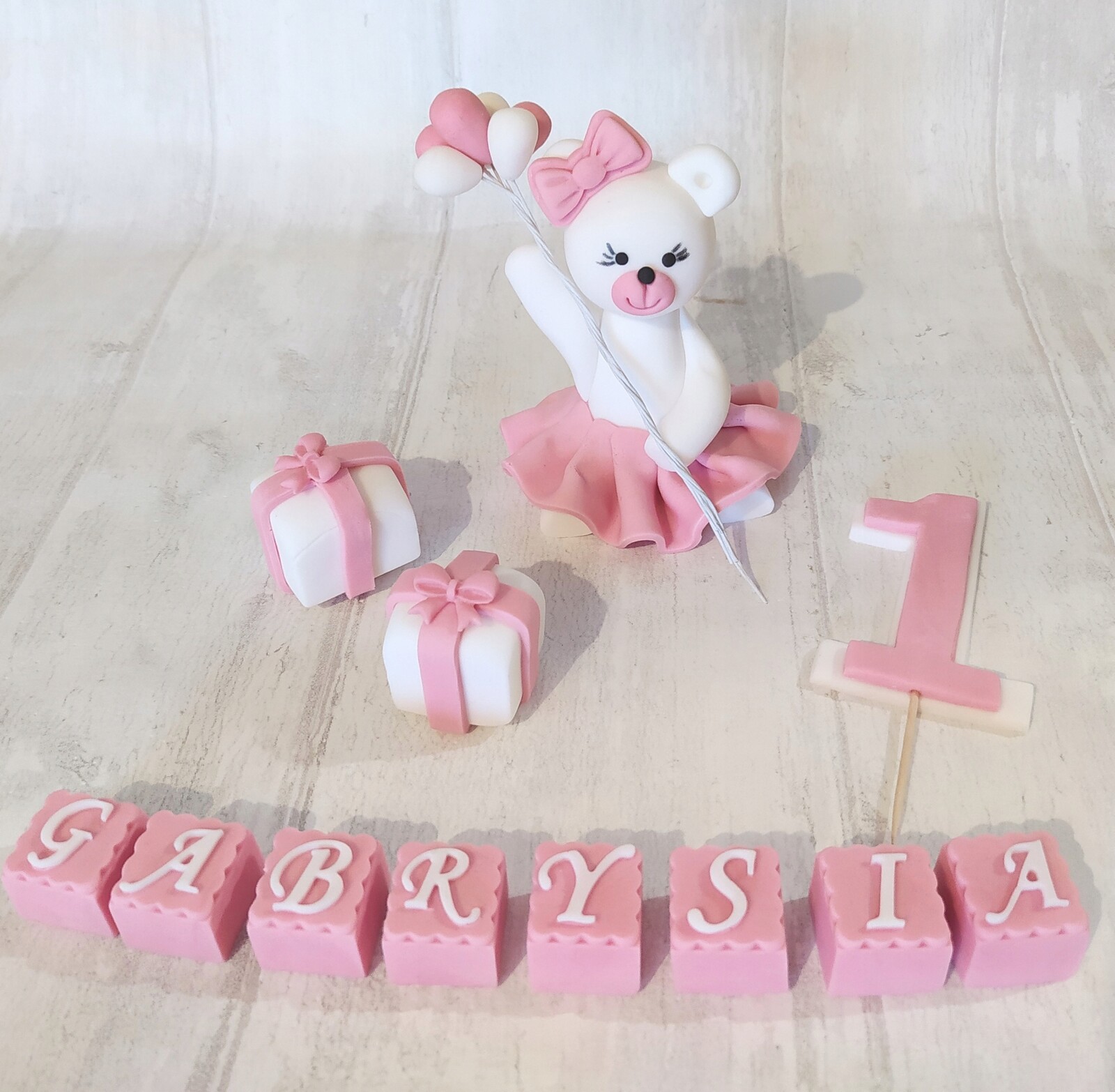 Medvídek v sukni balóny číslice dárky nápis s jménem Sada z cukrové hmoty