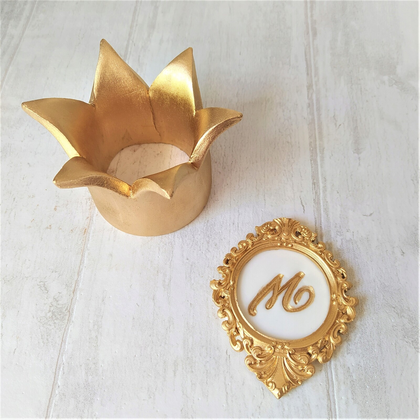 Zlatá koruna rámeček s lisovaným písmenem nebo číslicí Dekorace z cukrové hmoty