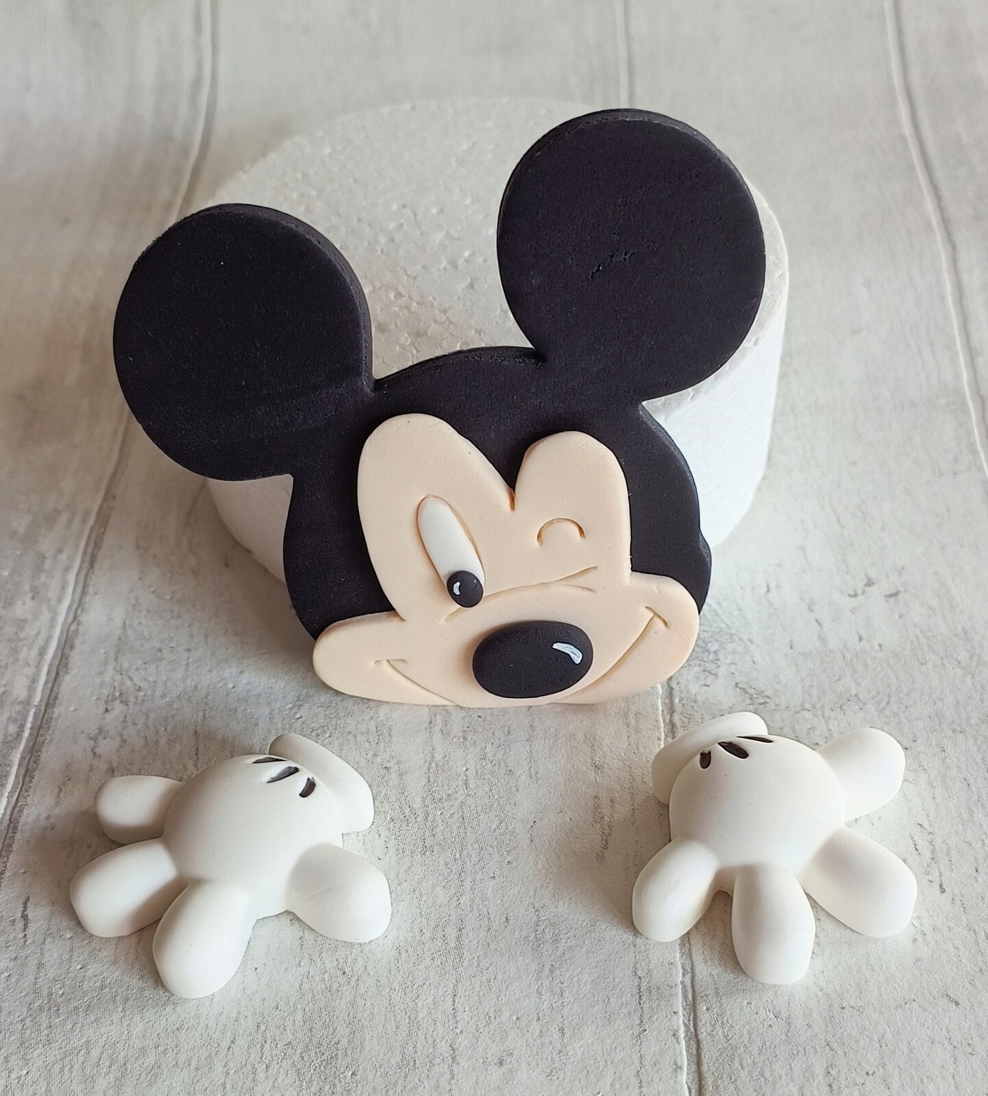 Mickey Mouse s rukama, figurka z cukrové hmoty, sada dekorací na dort