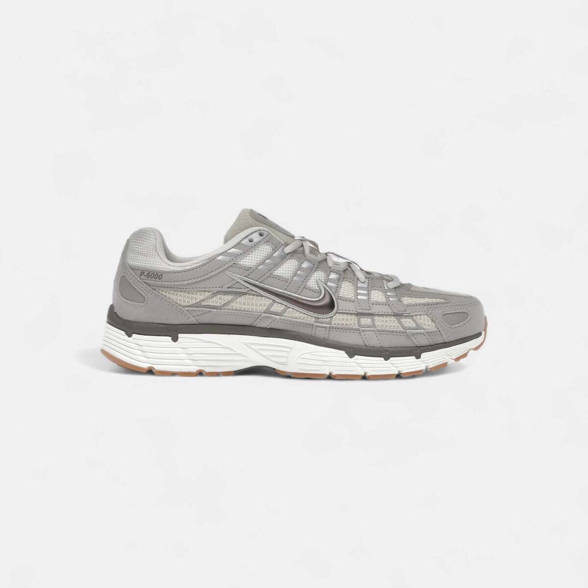 Nike  -p-6000-se-college-grey-light-orewood-brown-sail-cave-stone  Hnědá