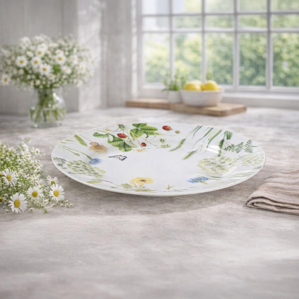 Gilde Mělký porcelánový talíř Divoké květy