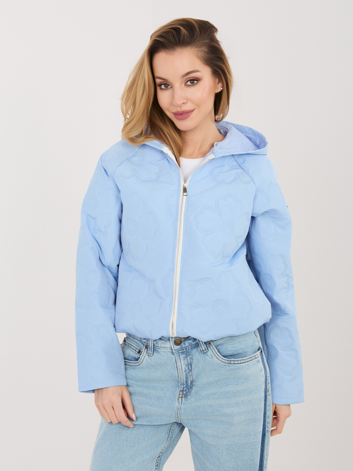 Světle modrá prošívaná bunda s kapucí