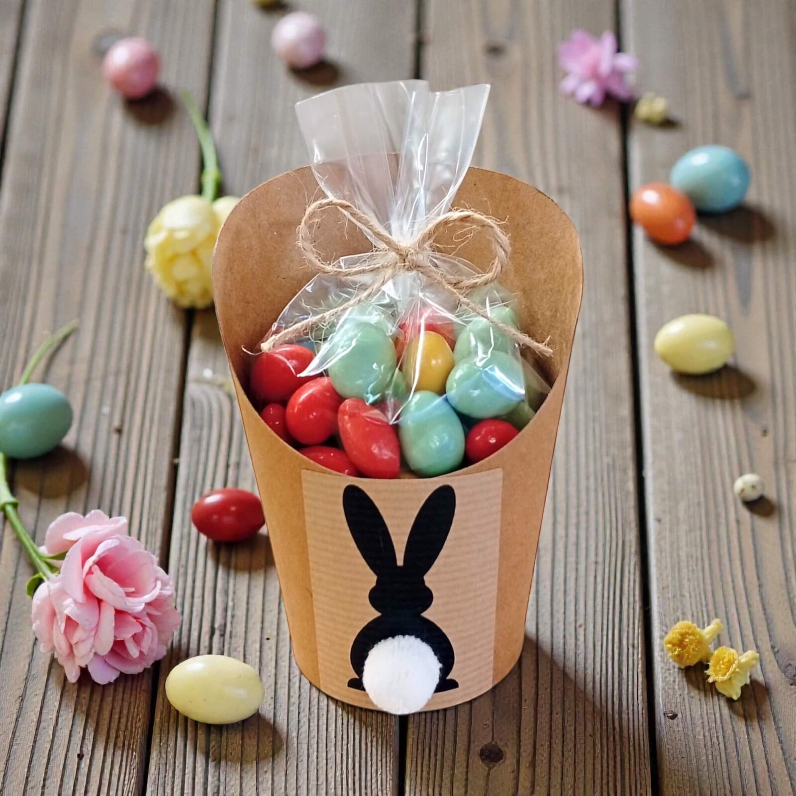 Nutworld.cz Mandle v barevné polevě s jogurtem v celofánku a kelímku se zajíčkem 180g