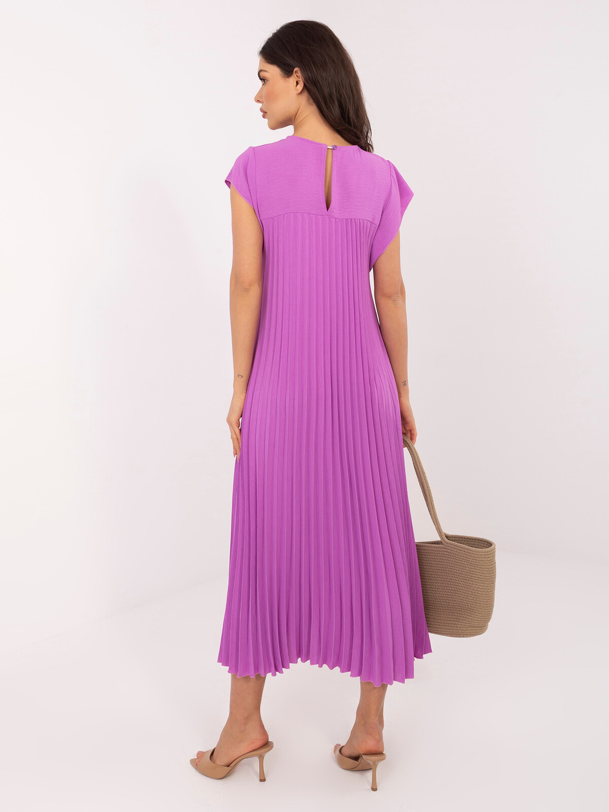 Fialové koktejlové šaty bez rukávů