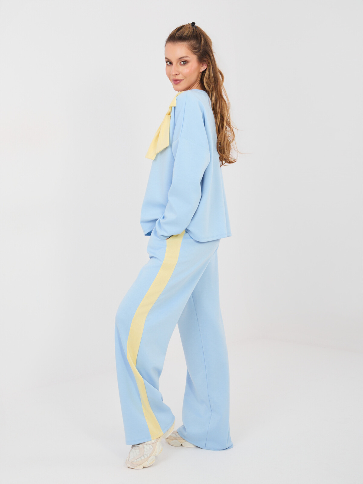 Světle modré tepláky bez zapínání