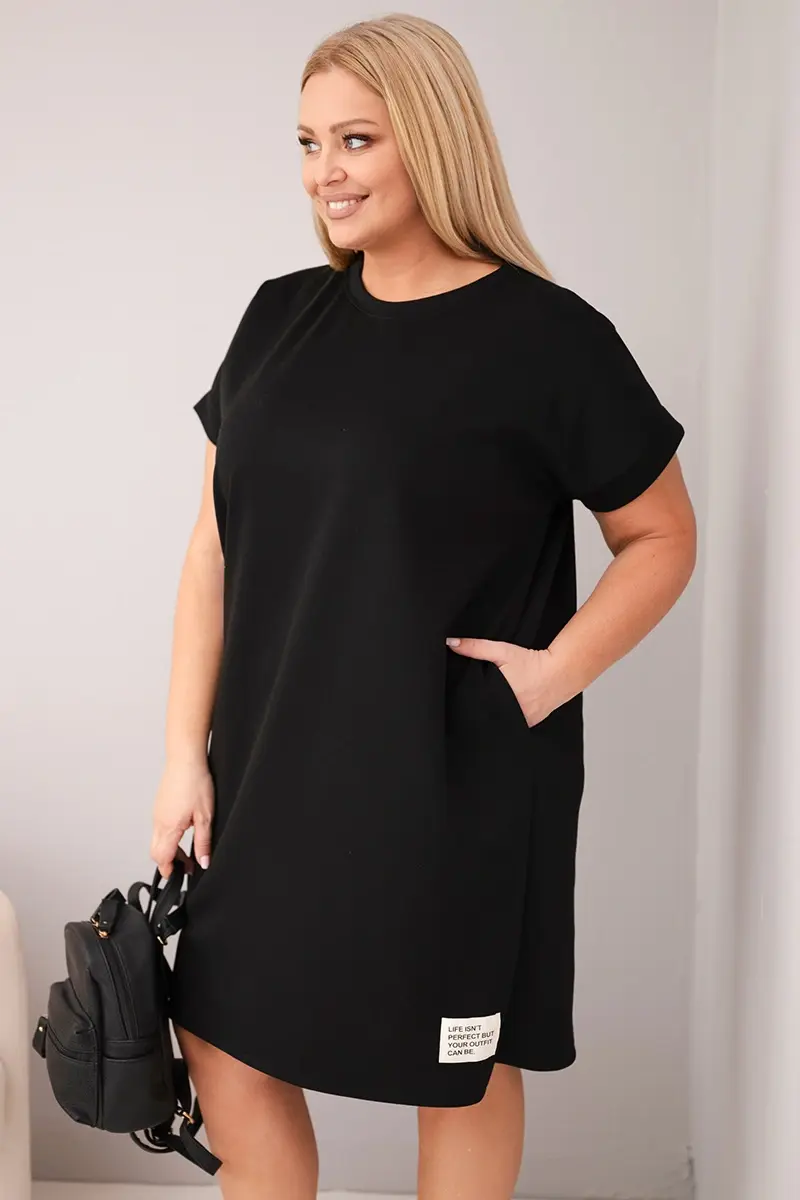 Černé plus-size šaty s krátkým rukávem a kapsami