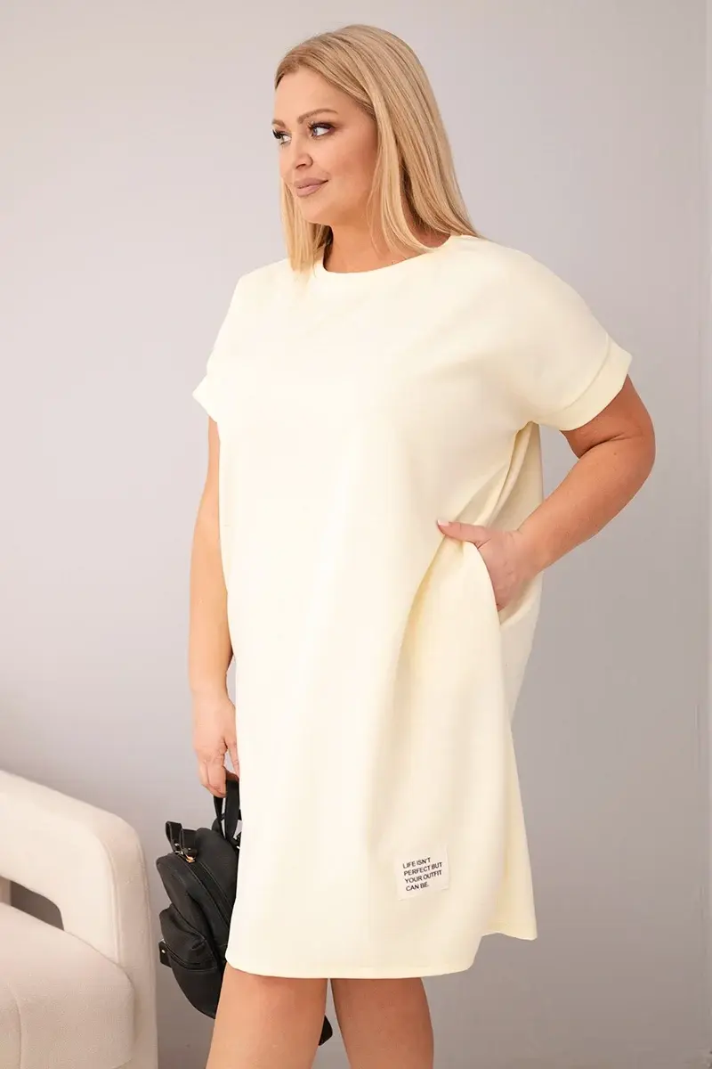 Plus-size žluté šaty s krátkými rukávy a kapsami