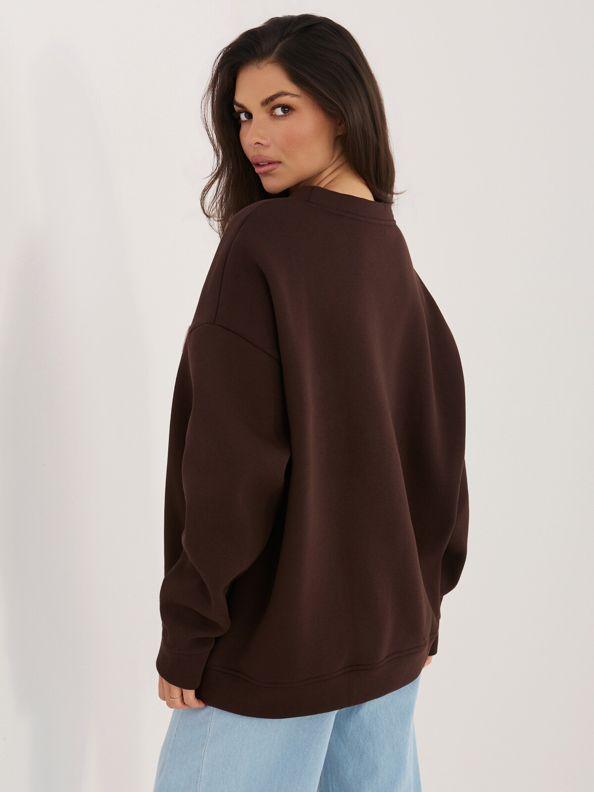 Hnědá mikina s kontrastním nápisem