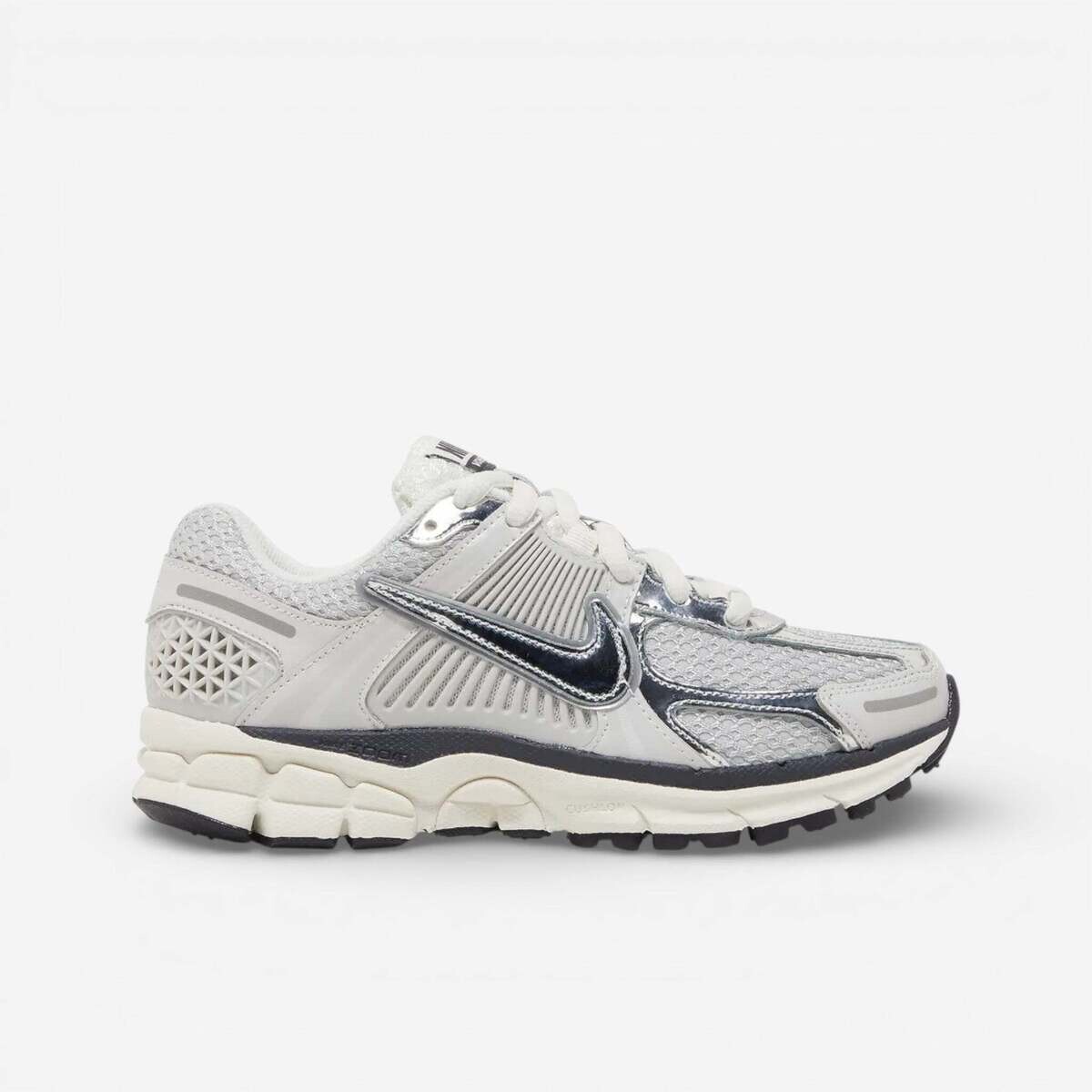 Nike  Zoom Vomero 5 Photon Dust Metallic Silver (Women's)  Šedá
