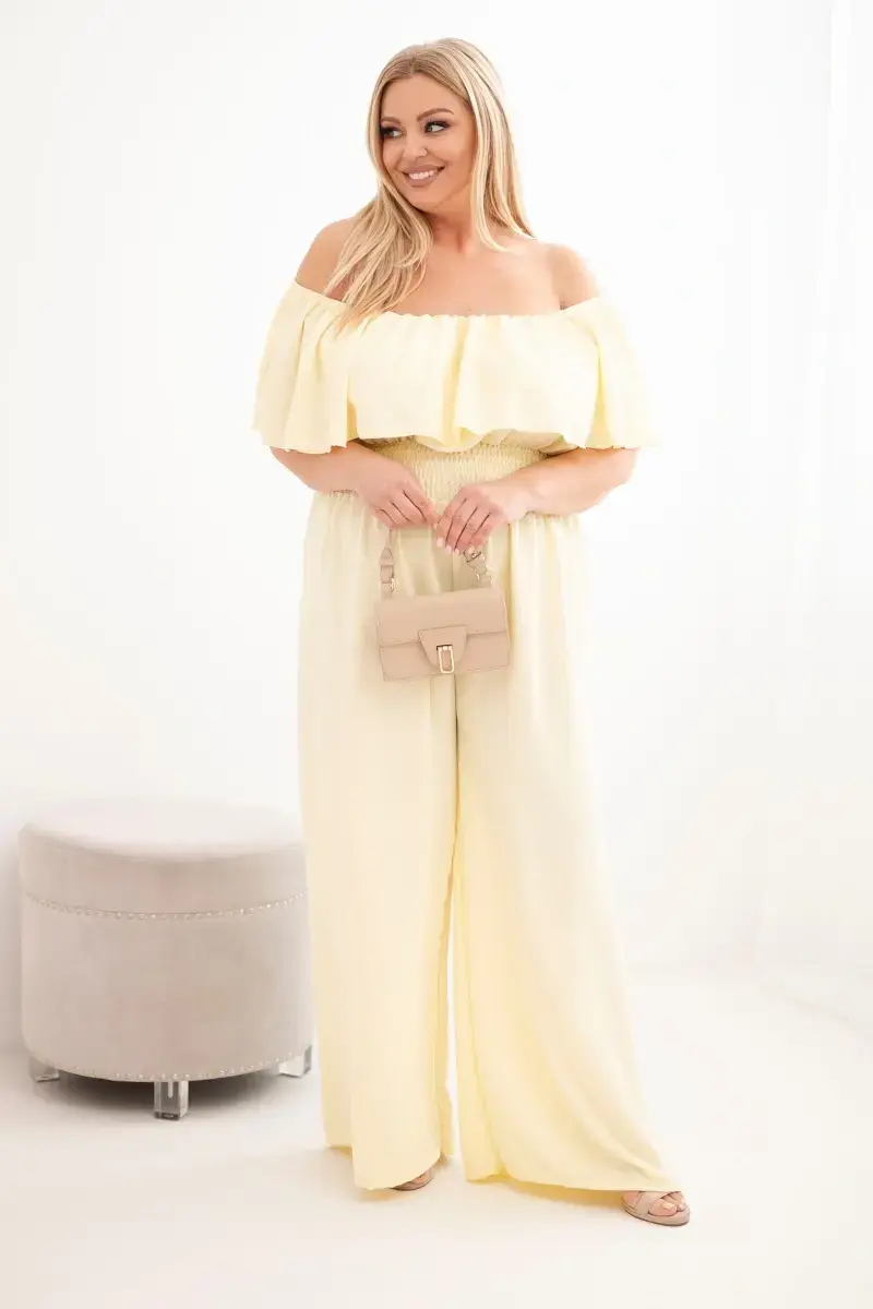 Žlutý plus-size overal s odhalenými rameny a volánem