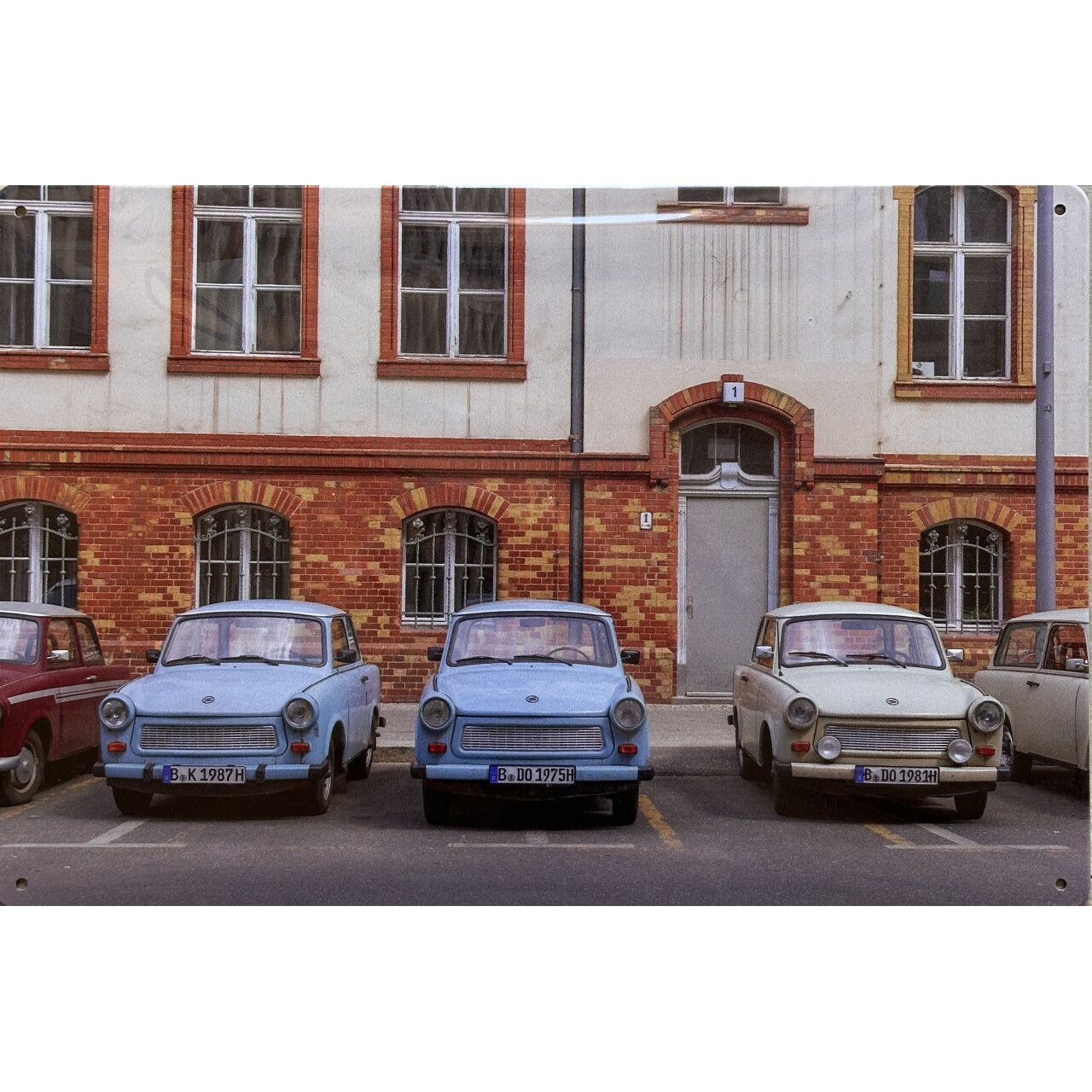 Cedule plechová Legal Life Trabi parking 20x30cm - barevná