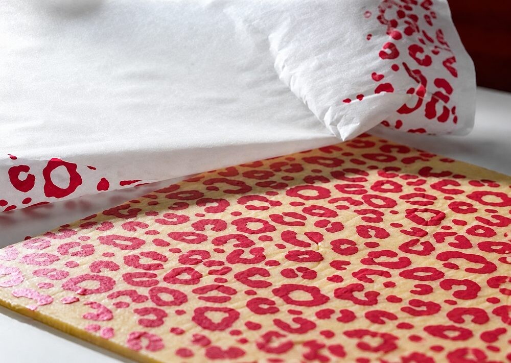 Pečící folie s dekorem leopard tmavá / růžová -