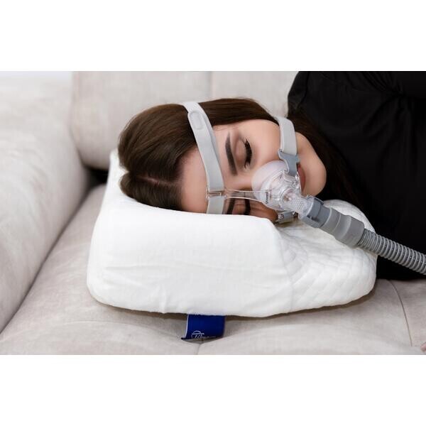 Ortopedický polštář s výřezem pro spánek s CPAP maskou