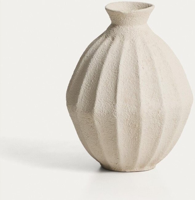 Krémová ručně vyrobená/vysoká váza z papírmaše (výška 46,5 cm) Arquena – Kave Home