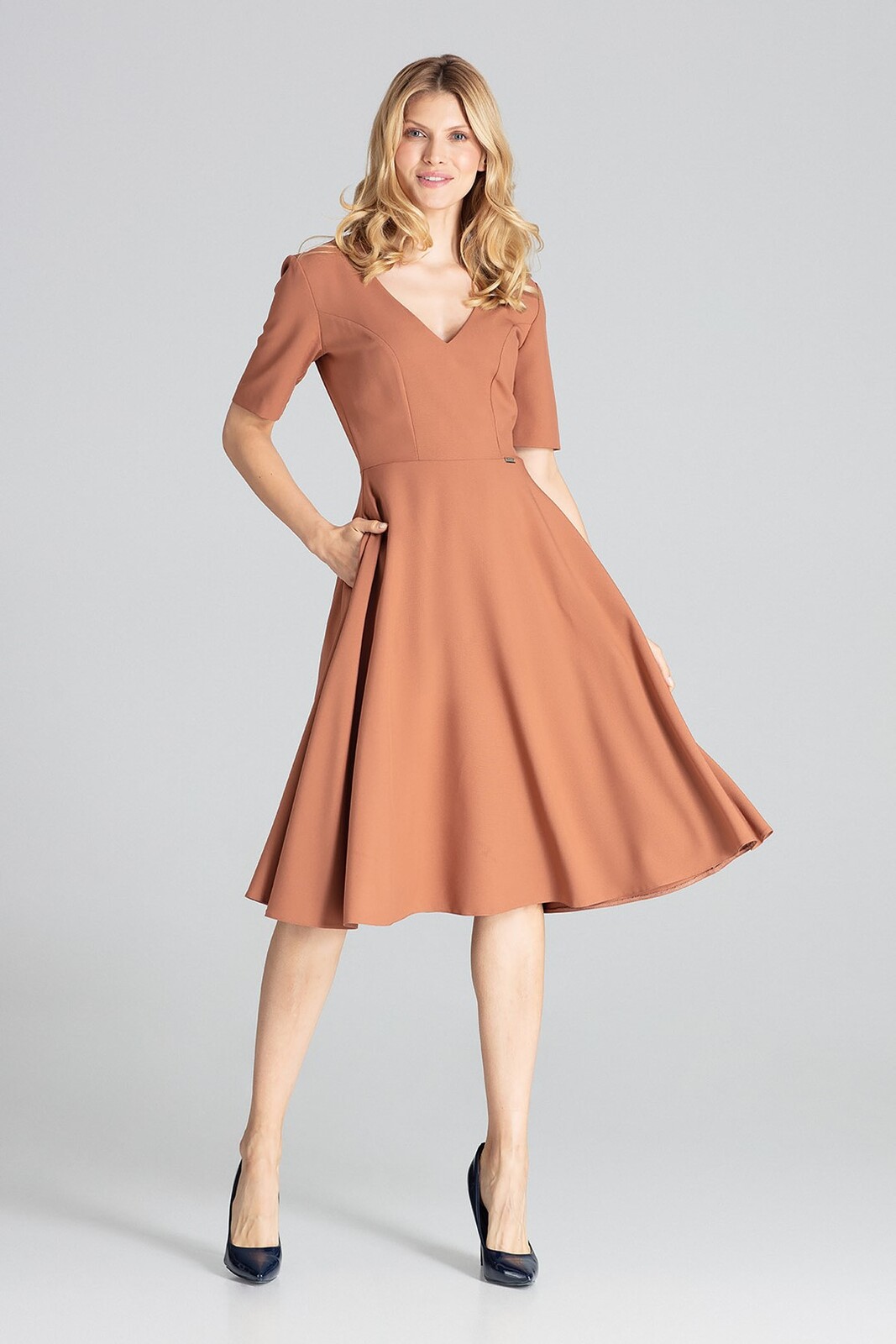 Elegantní šaty M673 Brown Velikost: XL