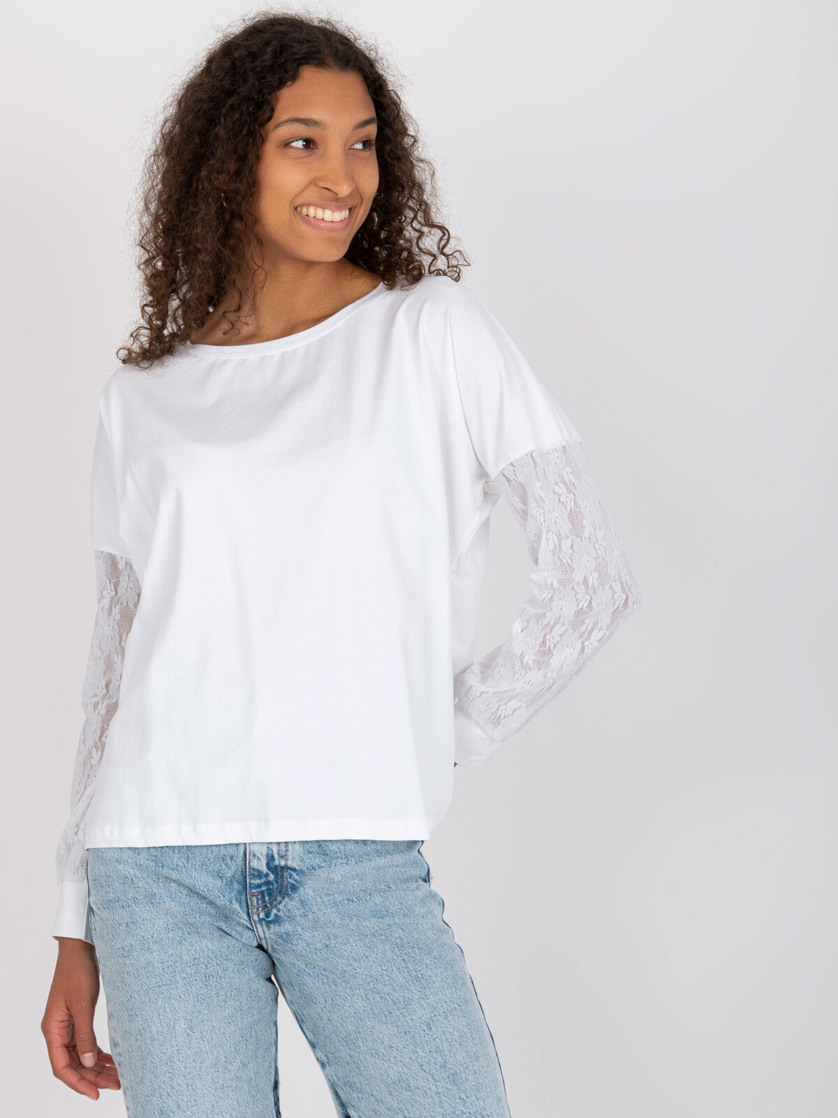Bílá halenka s krajkovými rukávy -RV-BZ-7342.03-white Velikost: S/M