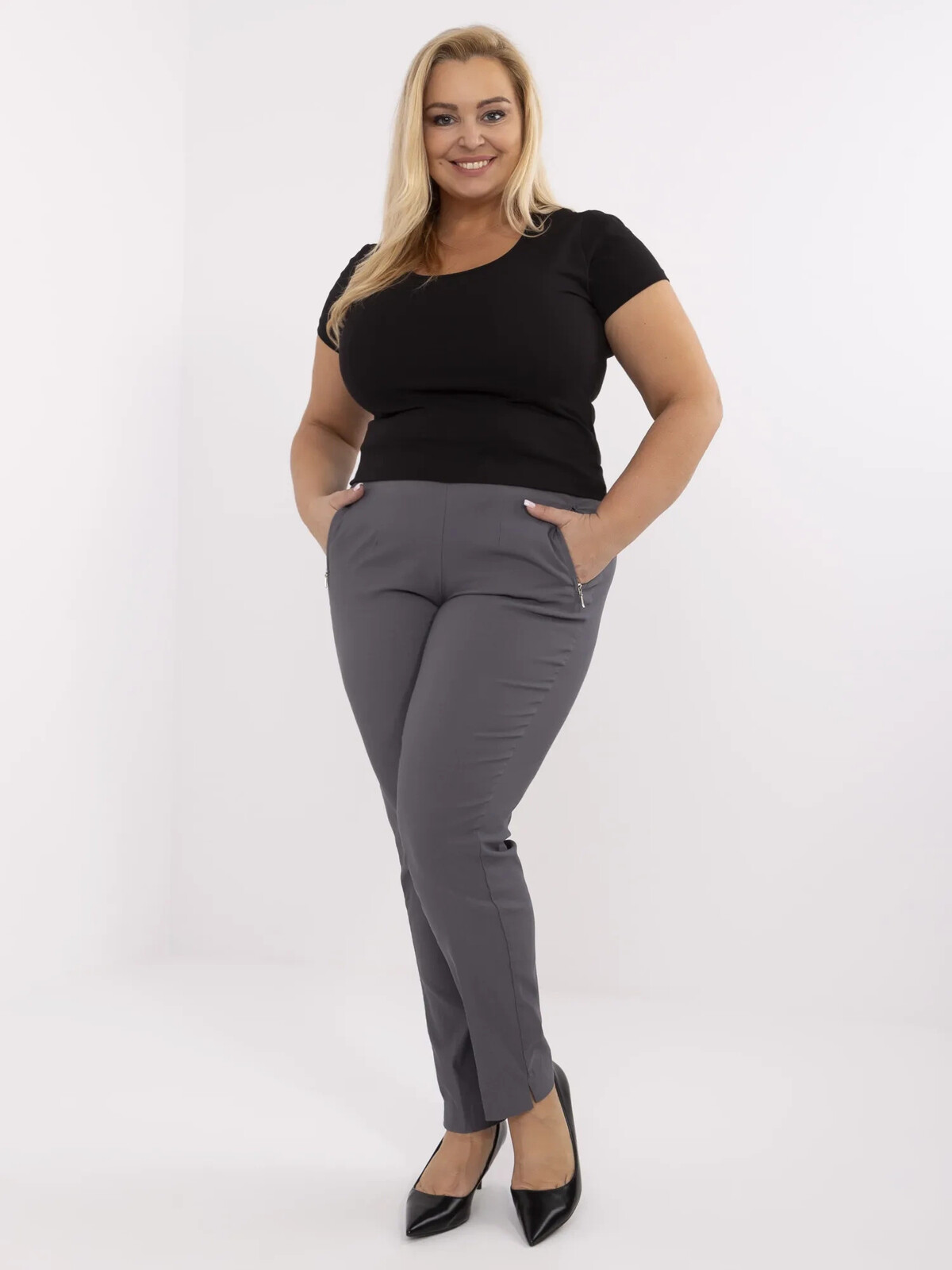 Tmavě šedé dámské elegantní kalhoty s kapsami AT-SP-049.12-dark grey Velikost: 46