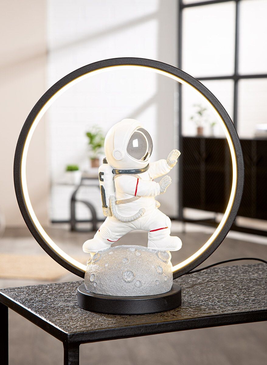 Gilde LED stolní lampa Astronaut Karate, 34 cm