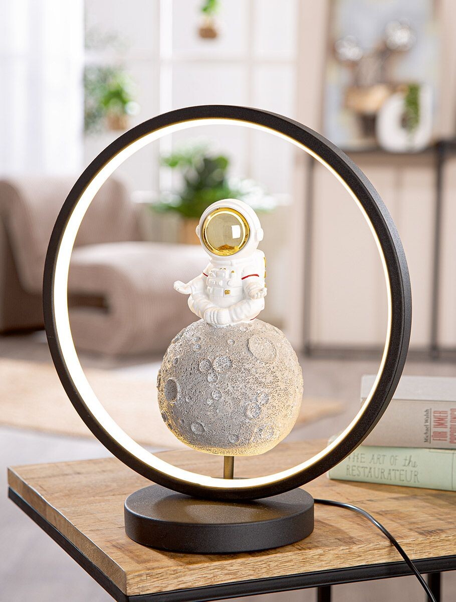 Gilde LED stolní lampa s astronautem Juno, 33 cm
